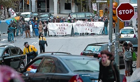 Veïns i comerciants de Vallvidrera tallen, ahir, el trànsit de vehicles entre Sant Cugat i Barcelona.