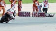 Tomizawa va caure al patinar la roda del darrere de la seva moto. Scott Redding i Alex de Angelis, que anaven enganxats a ell, no van poder evitar atropellar-lo mortalment.