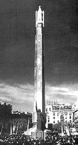 OBELISC MULTIUSOS 3 Tres moments hist�rics del 'llapis'. A l'esquerra, la retirada de 'La Victoria', ahir. A dalt, l'est�tua republicana abans de la guerra civil. A sota, l'�guila imperial que es comparava amb un lloro.