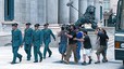 Tejero (Paco Tous) entra al Congr�s. A la segona foto, Tous i Juan Diego (esquerra) parlen amb el director, Chema de la Pe�a. L'�ltima foto mostra Tous en un despatx.