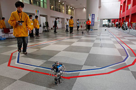 Un estudiant de l'Institut de Tecnologia d'Osaka controla un robot durant la marat�