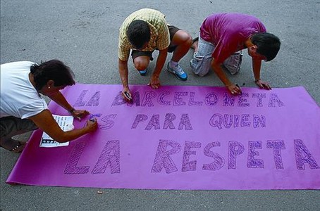 Alguns ve�ns de la nova plataforma preparen pancartes de queixa.