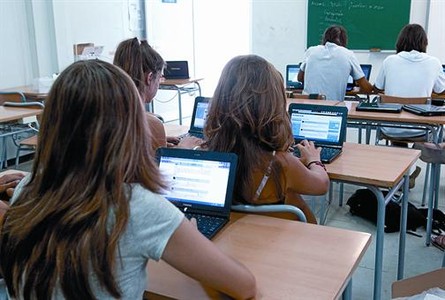 Alumnes de l'Institut de Pineda de Mar practiquen, ahir, amb els seus ordinadors port�tils al centre.