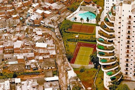 Vista d'una favela i uns apartaments de luxe separats nom�s per un mur al barri de Morumb�, a Sao Paulo.