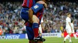 Ronaldinho porta a coll Messi despr�s que aquest marqu�s un gol a l'Albacete, el maig del 2005.