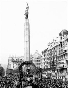 OBELISC MULTIUSOS 3 Tres moments hist�rics del 'llapis'. A l'esquerra, la retirada de 'La Victoria', ahir. A dalt, l'est�tua republicana abans de la guerra civil. A sota, l'�guila imperial que es comparava amb un lloro.