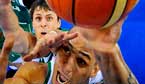 El basquetbolista brasiler Alex Garc�a supera l'eslov� Bostjan Nachbar durant un partit del Campionat Mundial de b�squet.