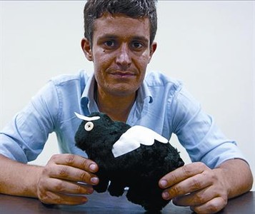 Leonardo Anselmi sost� un toro alat de peluix.