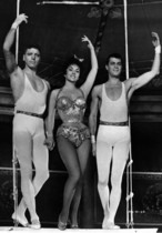 Burt Lancaster, Gina Lollobrigida i Tony Curtis, a la dreta, el 1956, a 'Trapezi'.