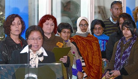 Representants d'entitats socials del barri, ahir, durant la lectura del manifest contra la xenof�bia.