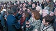 Mas saluda ciutadans a la pla�a de Sant Jaume.