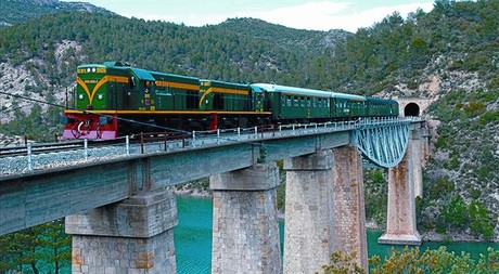 El Tren dels Llacs travessa cada cap de setmana paratges de Lleida d'una bellesa espectacular.