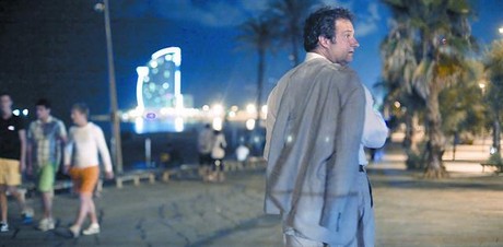 Jordi Hereu passeja pel passeig Mar�tim mentre controla les tasques de neteja de la platja, el 18 d'agost.