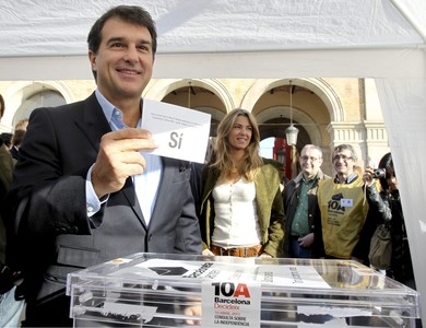 Joan Laporta diposita el seu vot en la consulta sobiranista que ha tingut lloc avui a la Barceloneta.