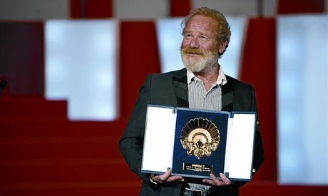 El director brit�nic Peter Mullan mostra la Concha d'Or a la millor pel�l�cula, ahir a la nit a Sant Sebasti�.