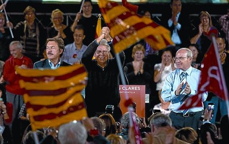 Felipe Gonz�lez, entre l'alcalde Jordi Serra i Jos� Montilla, aplaudit pels assistents al m�ting, ahir al poliesportiu de Llefi�, a Badalona.