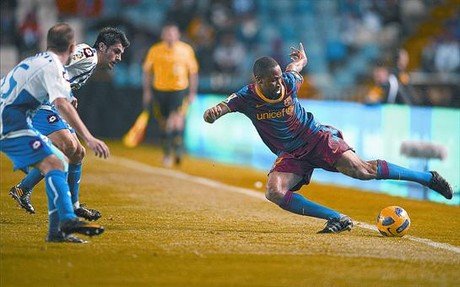 Keita evita que la pilota surti a fora, dissabte a l'estadi de Riazor.