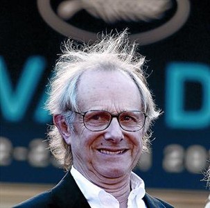 El director brit�nic Ken Loach posa per als fot�grafs, ahir al Festival de Cannes.