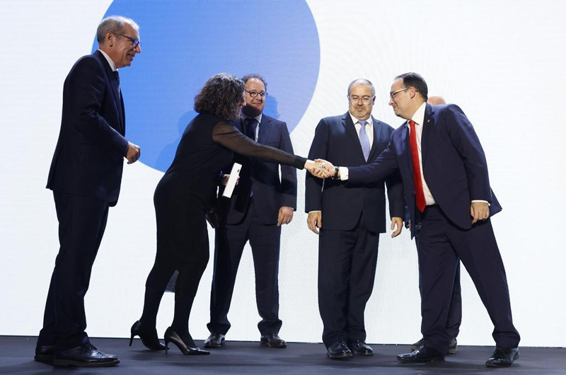 Gemma Martínez, directora adjunta de El Periódico, saluda a Juan Manuel Lecue, de Soler&Palau, ganador del premio Empresa + Internacional acompañada por José Alberto Carbonell , Director General del Port de Barcelona - Foto: Ferran Nadeu.