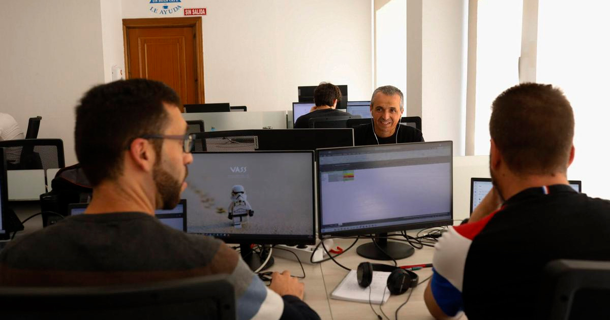 Empleados de Serbatic en el «delivery center» que hay en Zamora.