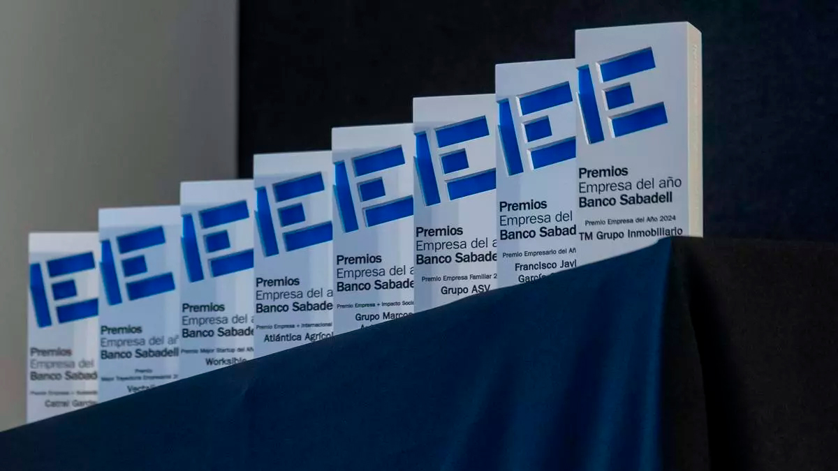 Estatuetes dels Premis Empresa de l'Any Banc Sabadell amb els guardonats en l'edició del 2024. / Rafa Arjones