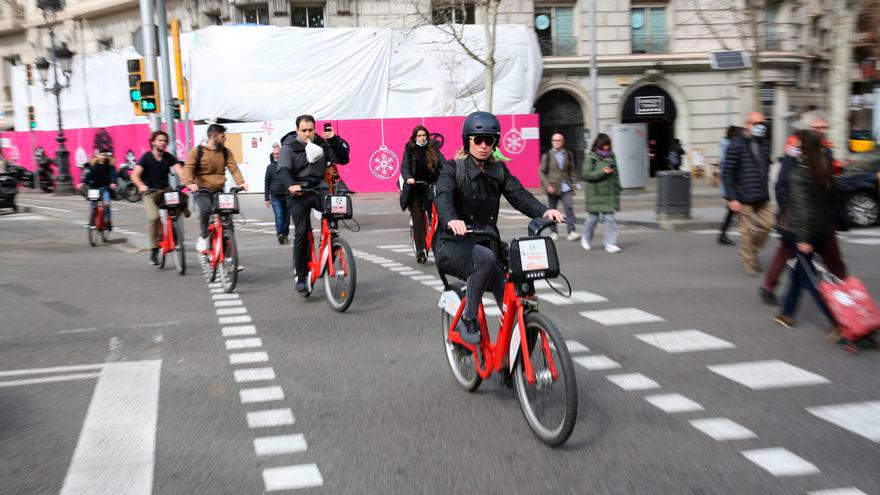 Usuaris del Bicing circulen per la plaça Francesc Macià / RICARD CUGAT