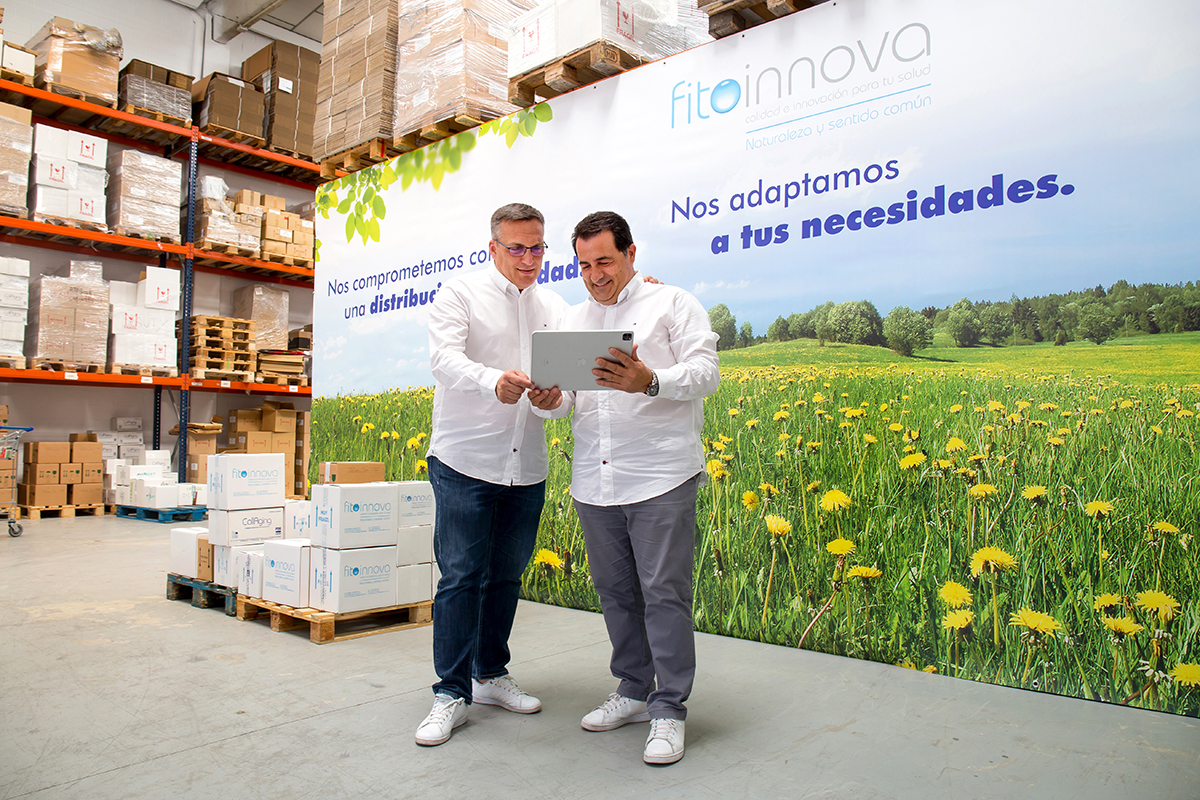 Óscar Giménez (izquierda) y Luis Fernández consultan su programa de ventas desde las instalaciones de Fitoinnova, en Barberà del Vallès.