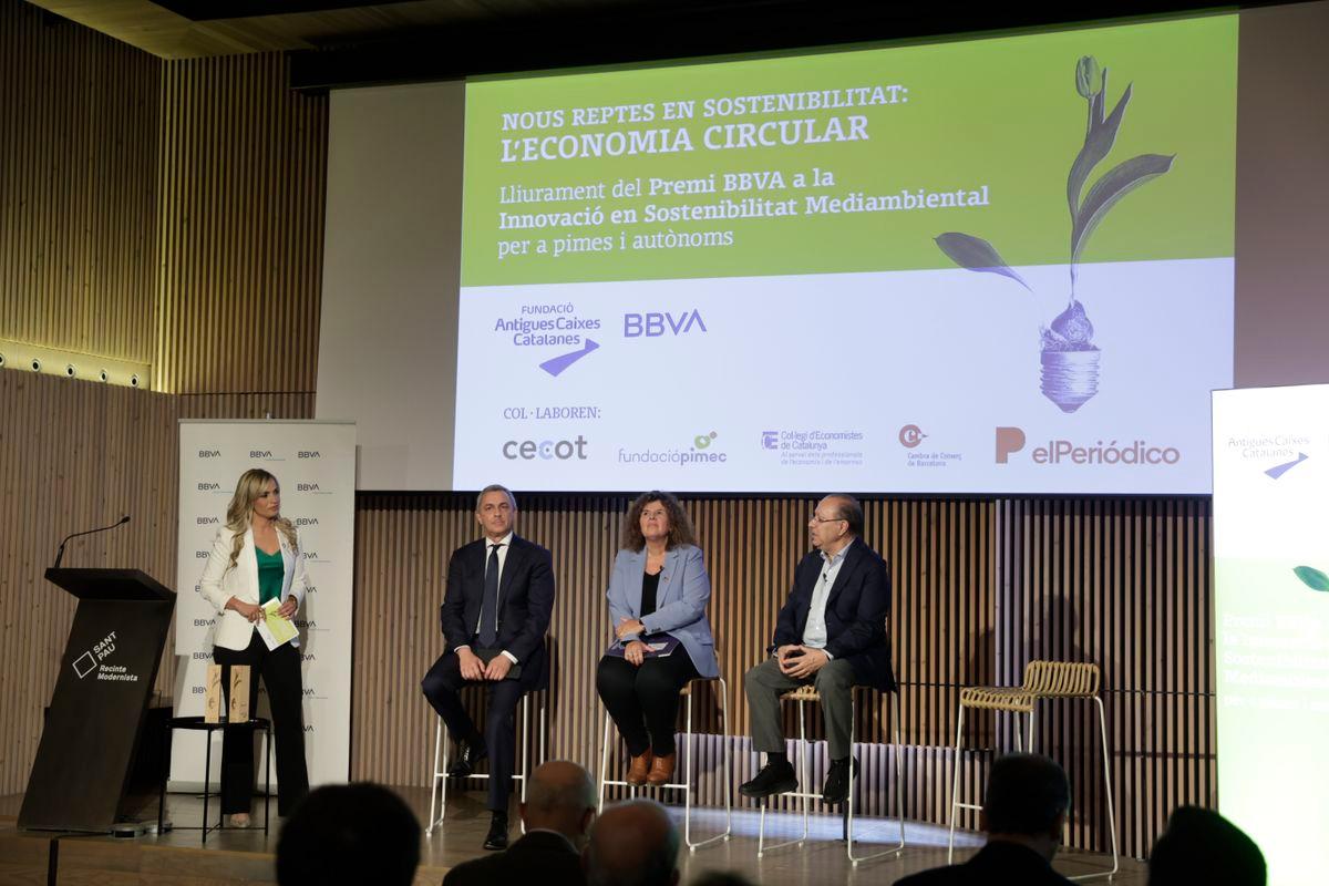 José Ballester (BBVA), Anna Bernadas (Generalitat) y Jaume Ribera (FACC), en el acto de la entrega de premios conducido por la periodista Elisabet Carnicé. / FERRAN NADEU