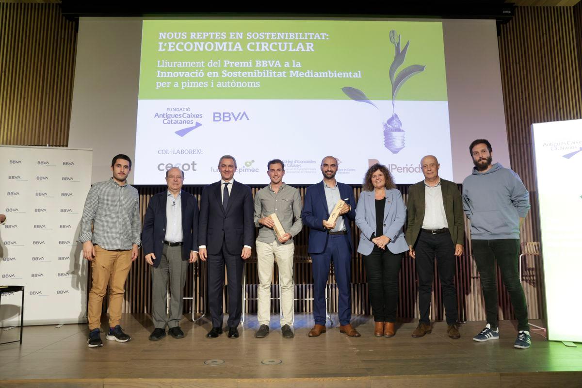 Els finalistes i personalitats implicades en el premi, amb Esterri Peña (Fitplanet) i Òscar Expósito (Vytrus) al centre / FERRAN NADEU