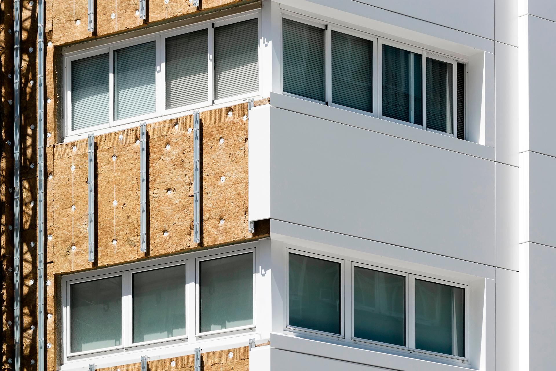 El procediment més eficaç és el sistema d’aïllament tèrmic exterior, conegut com a SATE, un revestiment de la façana amb què mantenir la temperatura interior aïllada de l’exterior gràcies al qual reduirem fins a un 30% la pèrdua d’energia a les vivendes.
