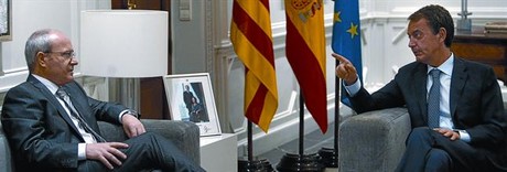 El president de la Generalitat, José Montilla, i el cap de l'Executiu central, José Luis Rodríguez Zapatero, ahir, durant l'entrevista que van mantenir al palau de la Moncloa.