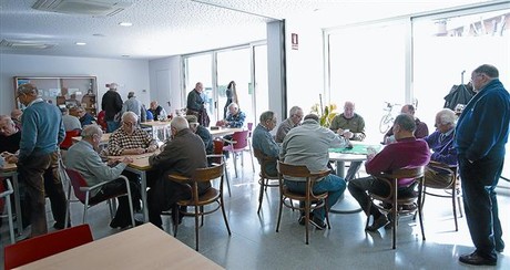 La cafeteria del Casal de Gent Gran Joan Casanelles, on els socis es reuneixen per prendre cafè, xerrar i jugar una partida de cartes.
